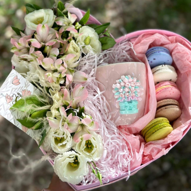 Кутия с макарони и чаша с лалета 