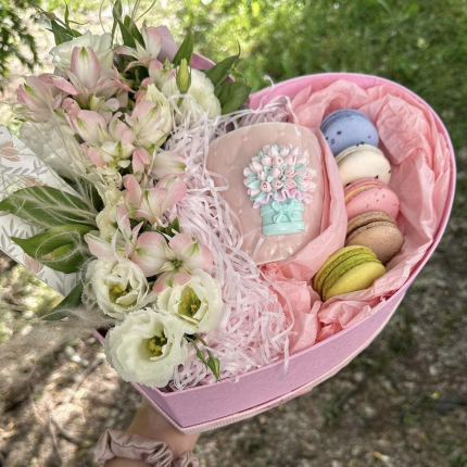 Кутия с макарони и чаша с лалета 