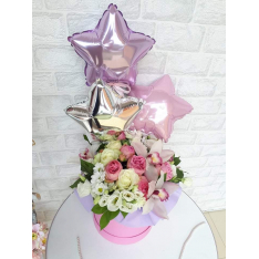 Кутия с цветя и балони "it's a girl"