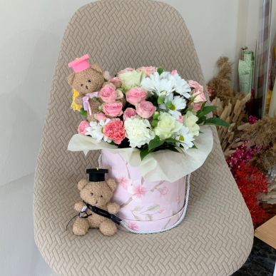 Кутия с цветя за дипломиране 