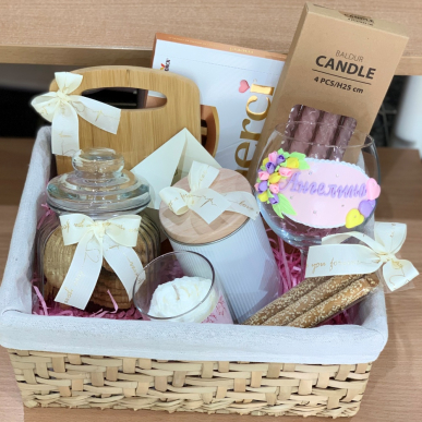 Подаръчна кошница с чаша за вино 