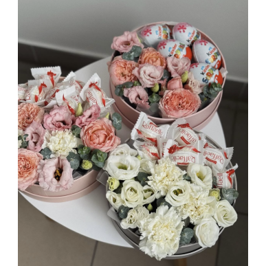 Малка кутия с цветя и бонбони 