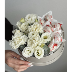 Малка кутия с цветя и бонбони 