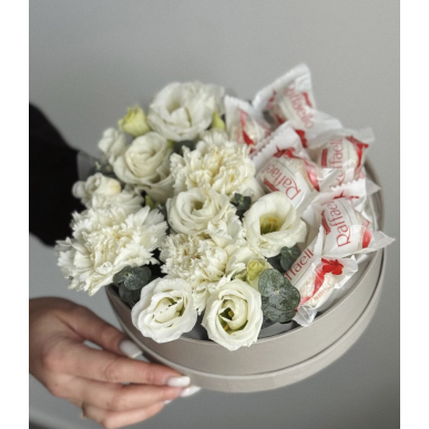 Малка кутия с цветя и бонбони 