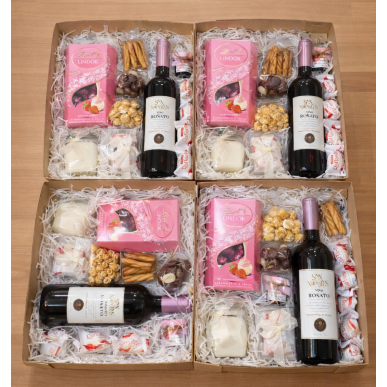 Кутия с вино, бонбони и свещ