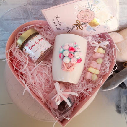 Подаръчна кутия сърце с чаша и свещ