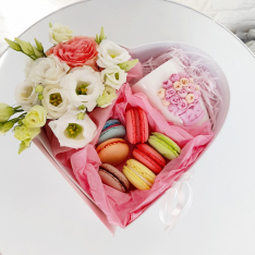 Подаръчна кутия с чаша, макарони и цветя