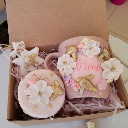 Подаръчен комплект с чаша, свещ и играчка за елха със самолети 