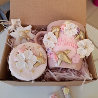 Подаръчен комплект с чаша, свещ и играчка за елха със самолети 