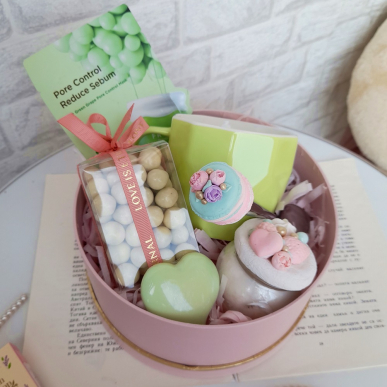 Подаръчна кутия с чаша и лъжичка с макарони  Подаръчна кутия с чаша и лъжичка с макарони