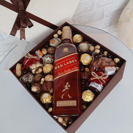 Подаръчна кутия за мъж с алкохол, ядки и бонбони