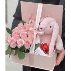 Кутия със зайче и рози