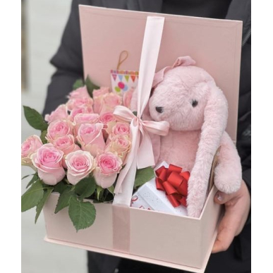 Кутия със зайче и рози