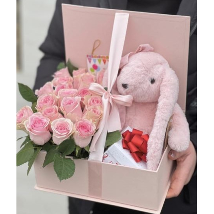 Кутия със зайче и рози