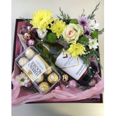 Кутия с шоколадови бонбони, вино и цветя