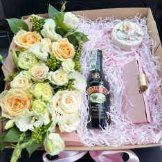  Кутия с цветя, свещ, бонбони и ликьор