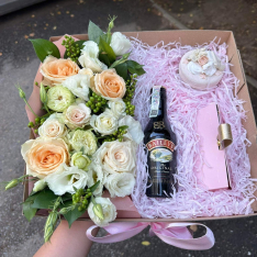  Кутия с цветя, свещ, бонбони и ликьор