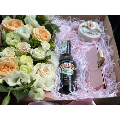 Кутия с цветя, свещ, бонбони и ликьор
