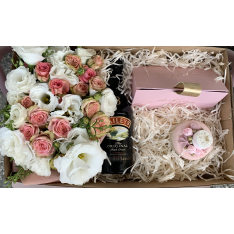 Подаръчна кутия с цветя, свещ, бонбони и ликьор 2