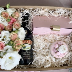 Подаръчна кутия с цветя, свещ, бонбони и ликьор 2