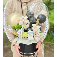 Подаръчна кутия с балони, вино и орхидеи