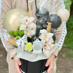 Подаръчна кутия с балони, вино и орхидеи