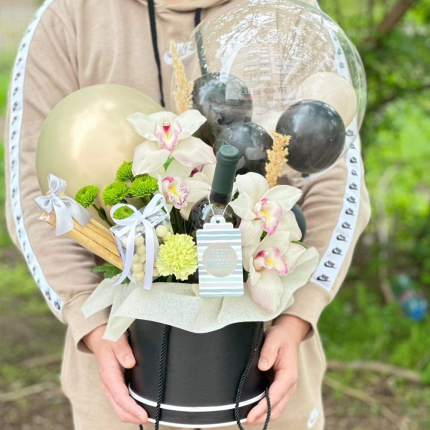 Подаръчна кутия с балони, вино и орхидеи