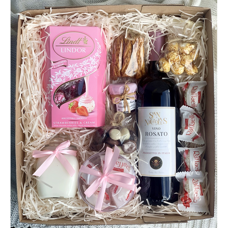 Кутия с вино, бонбони и свещ