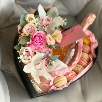 Кутия сърце с просеко и френски макарони 