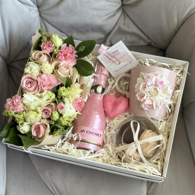 Подаръчна кутия с рози, чаша и макарони 