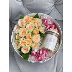 Подаръчна кутия с рози, свещ и бонбони 