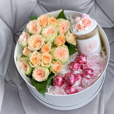 Подаръчна кутия с рози, свещ и бонбони 