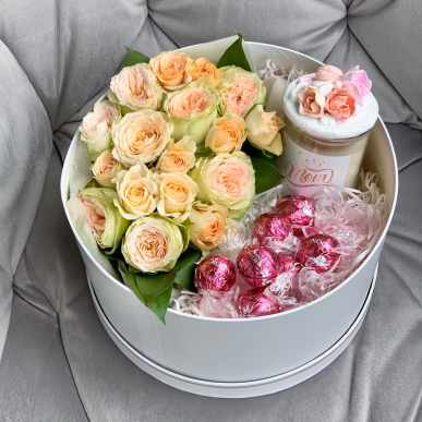 Подаръчна кутия с рози, свещ и бонбони 