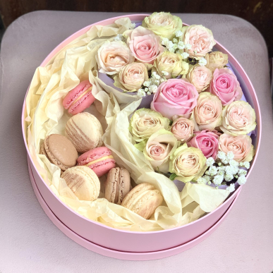 Кутия с френски макарони и рози Кутия с френски макарони и рози