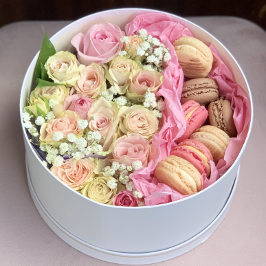 Кутия с френски макарони и рози