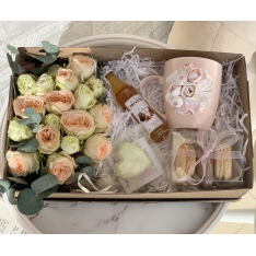 Подаръчна кутия с рози, чаша и макарони 