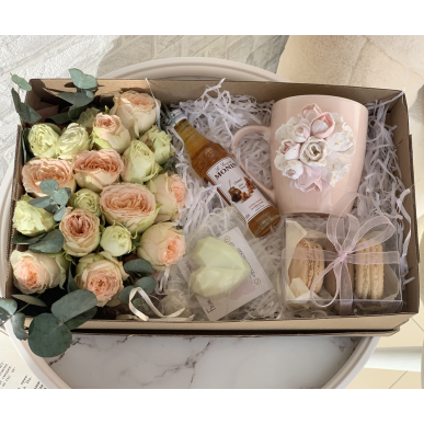 Подаръчна кутия с рози, чаша и макарони 