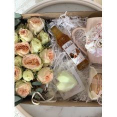 Подаръчна кутия с рози, чаша и макарони 