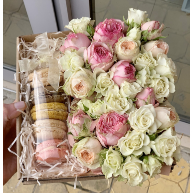 Кутия с макарони и цветя 