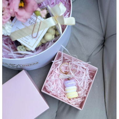 Кутия с цветя, балони и ключодържател 