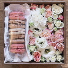 Кутия с макарони и цветя 
