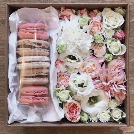 Кутия с макарони и цветя 