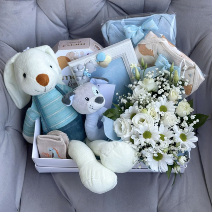 Кутия за бебе с цветя, рамка и зайче 