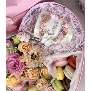 Подаръчна кутия с чаша с име и френски макарони 