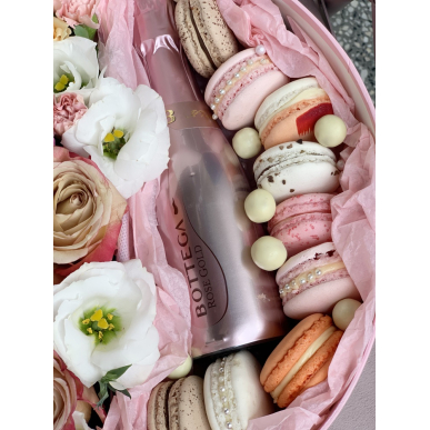Голяма кутия с френски макарони, рози и просеко  
