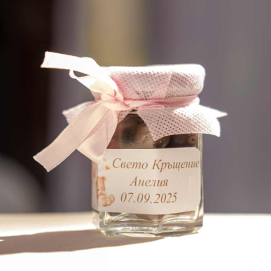 Подаръци за гости - бурканче с бонбони в розово