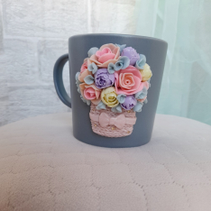 Чаша с кошница с цветя