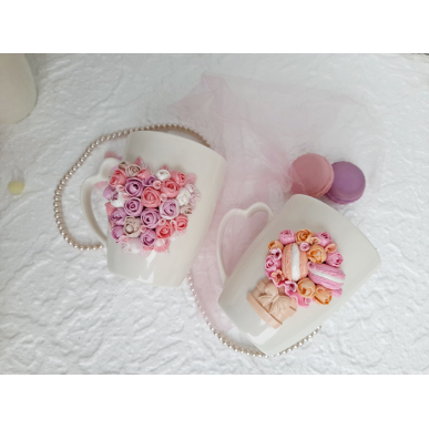 Чаша със сърце от цветя в пастелни цветове