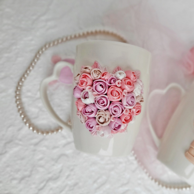 Чаша със сърце от цветя в пастелни цветове