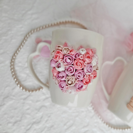 Чаша със сърце от цветя в пастелни цветове